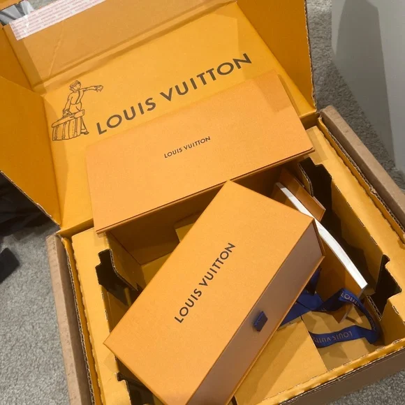 Authentic Louis Vuitton sunglasses - Picture 3 of 5